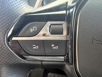Photo 19 du bon plan PEUGEOT 2008 1.2 PureTech 130ch S&S GT EAT8 occasion à 15490 €