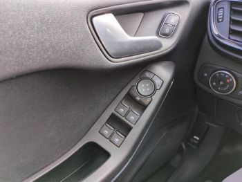Photo 13 du bon plan FORD Fiesta 1.0 Flexifuel 95ch Titanium Business 5p occasion à 15490 €