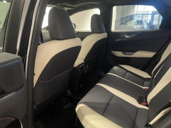 Photo 16 du bon plan LEXUS NX 450h+ Luxe 4WD Pack Design Toit Ouvrant occasion à 36990 €