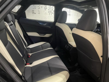 Photo 19 du bon plan LEXUS NX 450h+ Luxe 4WD Pack Design Toit Ouvrant occasion à 36990 €