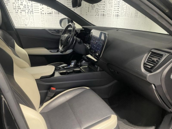 Photo 22 du bon plan LEXUS NX 450h+ Luxe 4WD Pack Design Toit Ouvrant occasion à 36990 €