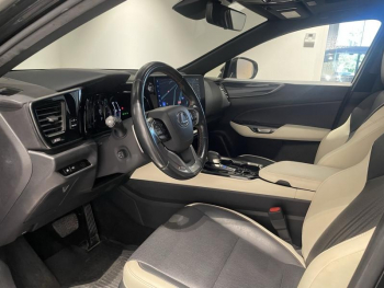 Photo 27 du bon plan LEXUS NX 450h+ Luxe 4WD Pack Design Toit Ouvrant occasion à 36990 €