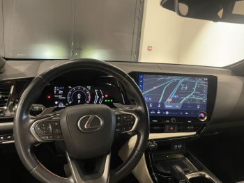 Photo 31 du bon plan LEXUS NX 450h+ Luxe 4WD Pack Design Toit Ouvrant occasion à 36990 €