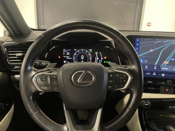 Photo 32 du bon plan LEXUS NX 450h+ Luxe 4WD Pack Design Toit Ouvrant occasion à 36990 €