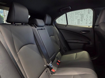 Photo 14 du bon plan LEXUS UX 300h F SPORT Design MY26 occasion à 40490 €