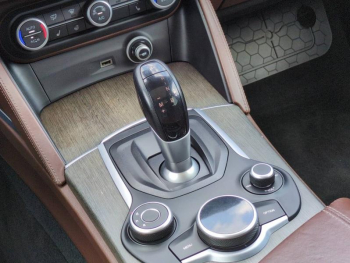 Photo 19 du bon plan ALFA ROMEO Stelvio 2.2 Diesel 210ch Lusso Q4 AT8 occasion à 19900 €