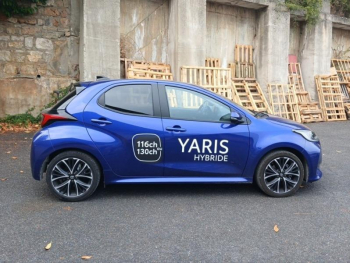 Photo 17 du bon plan TOYOTA Yaris 116h Design 5p MY26 occasion à 23690 €