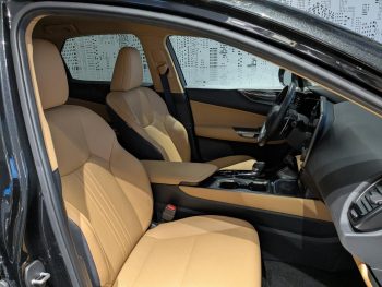 Photo 10 du bon plan LEXUS NX 450h+ Luxe 4WD occasion à 44990 €