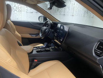 Photo 18 du bon plan LEXUS NX 450h+ Luxe 4WD occasion à 42990 €