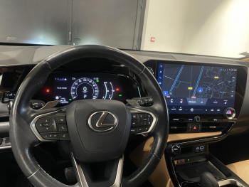 Photo 22 du bon plan LEXUS NX 450h+ Luxe 4WD occasion à 42990 €