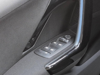 Photo 19 du bon plan PEUGEOT 2008 1.5 BlueHDi 100ch E6.c Signature S&S BVM5 86g occasion à 9990 €