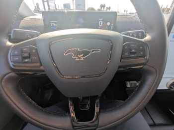 Photo 15 du bon plan FORD Mustang Mach-E 269ch Standard Range 76kWh 7cv occasion à 31490 €