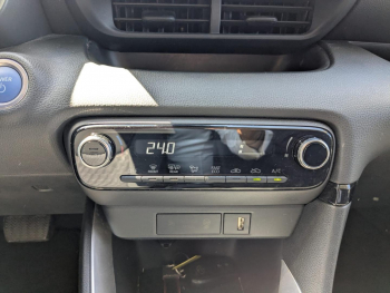 Photo 27 du bon plan TOYOTA Yaris 116h Design 5p MY22 occasion à 19990 €
