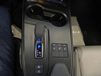 Photo 9 du bon plan LEXUS UX 300h F SPORT Design 2WD MC25 occasion à 31490 €