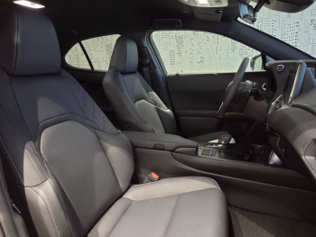 Photo 10 du bon plan LEXUS UX 300h F SPORT Design 2WD MC25 occasion à 31490 €