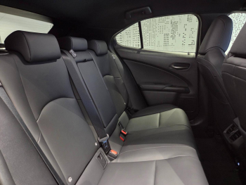 Photo 11 du bon plan LEXUS UX 300h F SPORT Design 2WD MC25 occasion à 31490 €