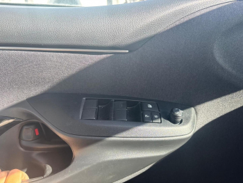 Photo 13 du bon plan TOYOTA Yaris 116h Design 5p MC24 occasion à 20990 €