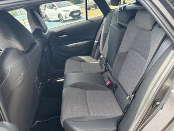 Photo 7 du bon plan TOYOTA Corolla Touring Spt 1.8 140ch Design MY25 occasion à 28990 €