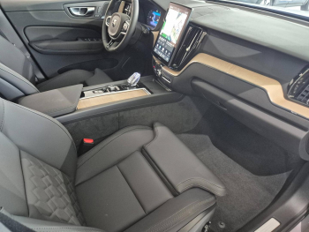 Photo 5 du bon plan VOLVO XC60 T6 Hybride Rechargeable 350ch Plus Style Dark Geartronic 8 AWD occasion à 67490 €