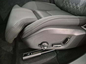 Photo 21 du bon plan VOLVO XC60 T6 Hybride Rechargeable 350ch Plus Style Dark Geartronic 8 AWD occasion à 67490 €