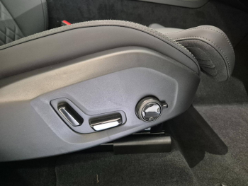 Photo 25 du bon plan VOLVO XC60 T6 Hybride Rechargeable 350ch Plus Style Dark Geartronic 8 AWD occasion à 67490 €