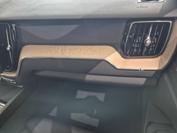 Photo 26 du bon plan VOLVO XC60 T6 Hybride Rechargeable 350ch Plus Style Dark Geartronic 8 AWD occasion à 67490 €