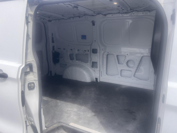 Photo 8 du bon plan FORD Transit Custom Fg VUL 320 L1H1 2.5 Duratec 232ch Hybride rechargeable Trend CVT occasion à 39480 €