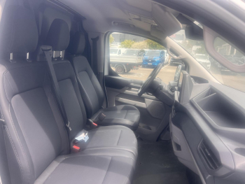 Photo 10 du bon plan FORD Transit Custom Fg VUL 320 L1H1 2.5 Duratec 232ch Hybride rechargeable Trend CVT occasion à 39480 €