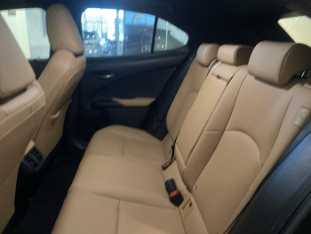 Photo 13 du bon plan LEXUS UX 250h F SPORT Design 2WD occasion à 28990 €
