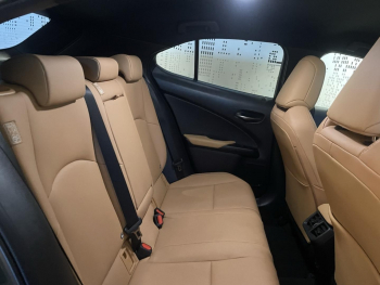 Photo 14 du bon plan LEXUS UX 250h F SPORT Design 2WD occasion à 28990 €