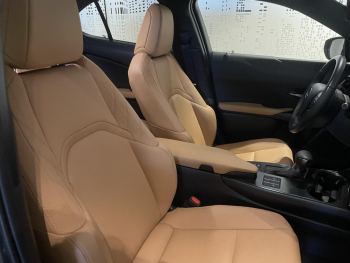 Photo 19 du bon plan LEXUS UX 250h F SPORT Design 2WD occasion à 28990 €
