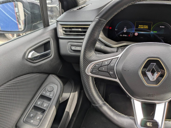 Photo 18 du bon plan RENAULT Clio 1.6 E-Tech hybride 145ch Engineered occasion à 16990 €