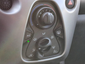 Photo 23 du bon plan TOYOTA Aygo 1.0 VVT-i 69ch Stop&Start x-play 3p occasion à 8900 €