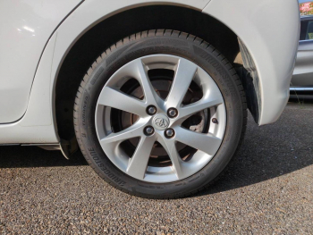 Photo 12 du bon plan TOYOTA Yaris HSD 100h Style 5p occasion à 11990 €