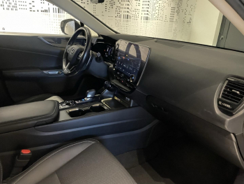 Photo 20 du bon plan LEXUS NX 450h+ Luxe 4WD Pack Design occasion à 42990 €