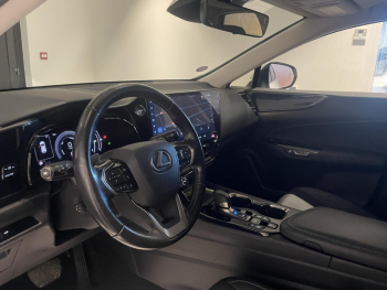 Photo 24 du bon plan LEXUS NX 450h+ Luxe 4WD Pack Design occasion à 42990 €