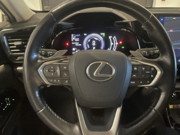 Photo 28 du bon plan LEXUS NX 450h+ Luxe 4WD Pack Design occasion à 42990 €