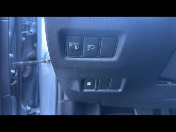 Photo 14 du bon plan TOYOTA C-HR 122h Dynamic 2WD E-CVT RC18 occasion à 17990 €